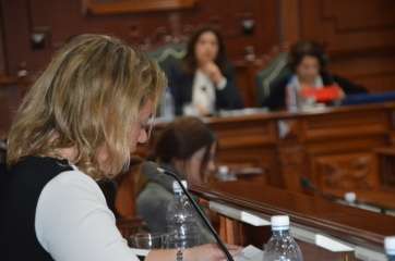 La portavoz del PP, Sonsoles Martín, en el Pleno del pasado viernes. Al fondo, la alcaldesa Carmen Hernández (Foto TA)