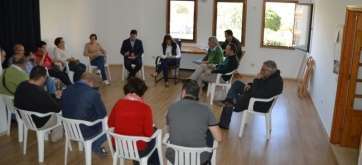 La alcaldesa, al fondo en el centro, tomando nota de las peticiones de La Pardilla (Foto TA)