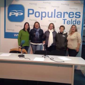 La presidenta con miembros de su ejecutiva (Foto TA)