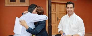 La alcaldesa y Artiles se funden en un abrazo, el día de la firma del acuerdo político (Foto TA)