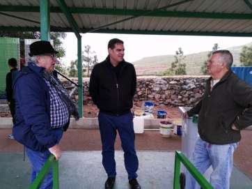 Moreno (i) con el concejal Diego Ojeda en Lomo Pollo, de charla con el presidente del Club de Tiro Telde, el exconcejal José A. Medina (Foto TA)