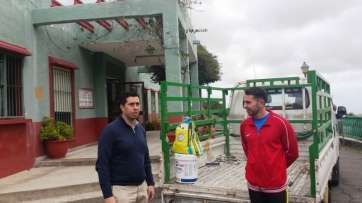 El edil socialista Alejandro Ramos, delante del local social de La Gavia (Foto TA)