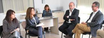 La alcaldesa Carmen Hernández y la consejera insular de Industria, Minerva Alonso, con representantes industriales de Salinetas (Foto TA)