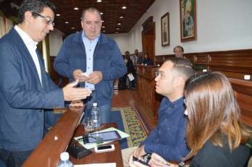Ediles de la oposición con el concejal Juan Martel, al fondo (Foto TA)