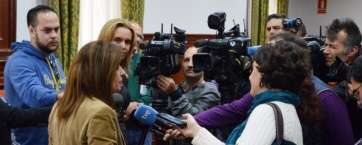 Carmen Hernández, atendiendo hoy brevemente a los medios (Foto TA)