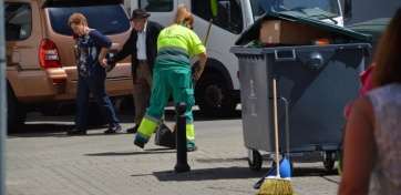 Una operaria del servicio de limpieza, este mediodía en la plaza de San Juan (Foto TA)