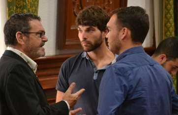 El concejal socialista Gregorio Viera (i), en una imagen de archivo conversando con Guillermo Eugenio (d), edil de Se Puede Ganar (Foto TA)