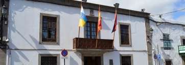Imagen de la fachada del edificio principal del Ayuntamiento de Telde, sin la bandera europea a la que alude IUC (Foto TA)