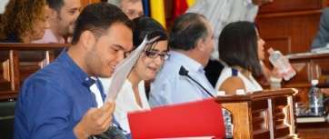 Guillermo Eugenio y Esther González, en un Pleno de Telde (Foto TA)