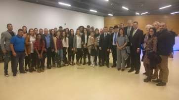 La alcaldesa y el concejal con la familia del CB Remudas (Foto TA)