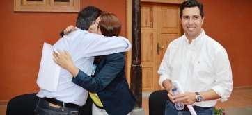 Ramos asiste al abrazo entre Artiles y Hernández, minutos después de la firma del pacto el 12 de junio de 2016 (Foto TA)