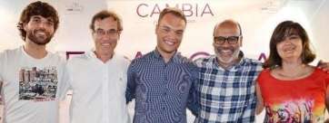 Brito, segundo por la derecha, con Esther González y Guillermo Eugenio, en un acto de Podemos (Foto TA)