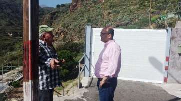 Agustín Arencibia (d.), en plena visita a La Gavia (Foto TA)