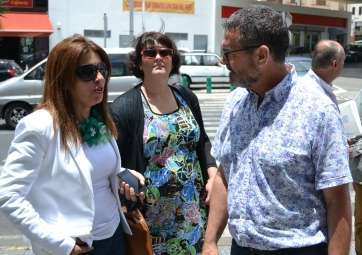 La alcaldesa Carmen Hernández (i) y el edil Gregorio Viera (d) conversan en presencia de la concejala Celeste López (c) (Foto TA)