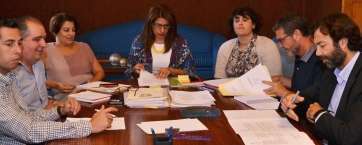 La alcaldesa Carmen Hernández, al fondo, junto a sus socios en una imagen de archivo de una Junta de Gobierno Local (Foto TA)