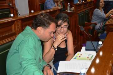 Guillermo Eugenio y Esther González, en un Pleno reciente (Foto TA)