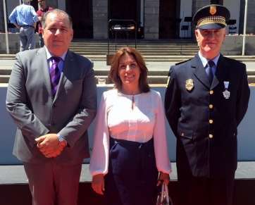 El concejal Juan Martel (i) y la alcaldesa Carmen Hernández (c), junto al jefe de la Policía Local de Telde, Félix Ramos (Foto TA)