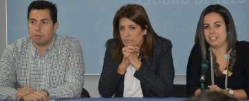 La alcaldesa Carmen Hernández, ayer viernes en los ediles socialistas Alejandro Ramos y Saraiba Leal (Foto TA)