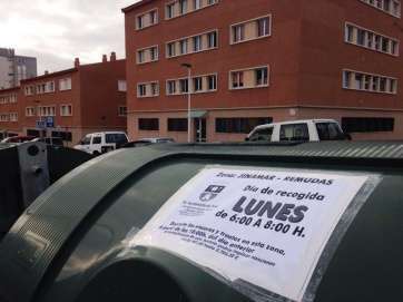 Cartel notificador en un contenedor (Foto TA)