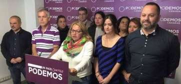 Esther González (segunda por la derecha) junto a Meri Pita y a otros concejales vinculados a Podemos (Foto TA)