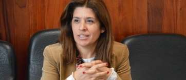 Carmen Hernández, hoy, atendiendo a la prensa tras la Junta de Gobierno (Foto TA)