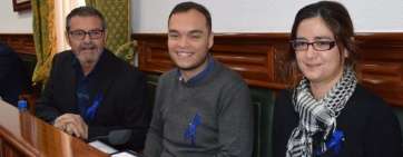 El edil socialista Gregorio Viera y los dos afines a Podemos, con el lazo azul en el Pleno (Foto TA)