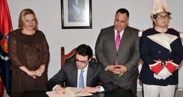 Soria firma en el libro de honor del Ayuntamiento ante la atenta mirada de la entonces alcaldesa y del concejal de Festejos, en junio de 2014 (Foto TA)