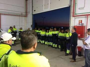 Santana, hoy miércoles, con los trabajadores de FCC que operan en Parques y Jardines (Foto TA)