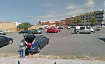 Solar usado como aparcamiento en Arnao (Foto Google Maps)