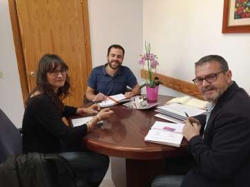 Nayra Marrero (i), Pablo Almodóvar (c) y Gregorio Viera (d), en el transcurso de la reunión (Foto TA)