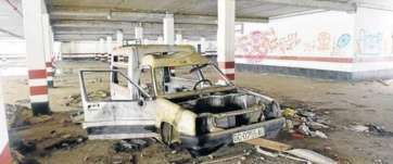 Coche abandonado en el interior del parquin (Foto Juan Carlos Alonso-C7)