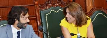 Imagen de archivo de la alcaldesa con el secretario general de Pleno hasta ahora, Ángel Sutil (Foto TA)