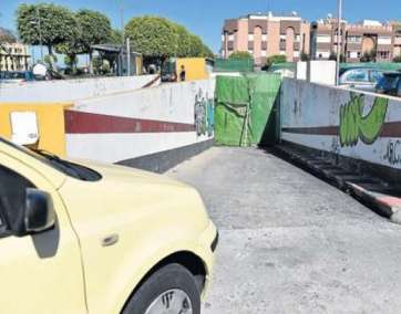 Imagen de la bajada para vehículos al aparcamiento de Arnao, sellada ayer por operarios municipales (Foto Arcadio Suárez-C7)