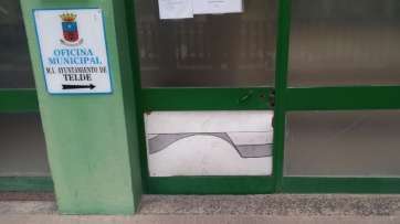 La puerta de la oficina tiene un cristal roto (Foto TA)