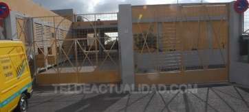 Puerta principal de acceso a un colegio de Telde (Foto TA)