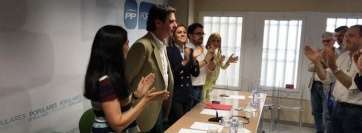 Momento en que los asistentes a la reunión del PP regional aplauden a Soria (Foto TA)