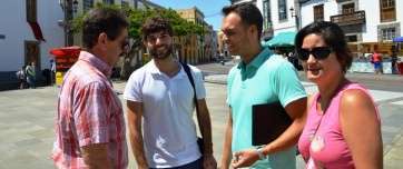Los ediles Esther González y Guillermo Eugenio, en una imagen de archivo, en la plaza de San Juan (Foto TA)
