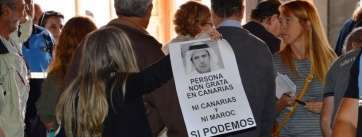 Simpatizantes de Podemos, en la Plaza de San Juan durante el pleno de hoy (Foto TA)