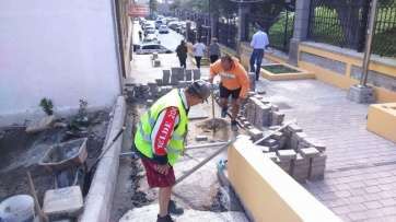Obras de reposición del adoquinado en Arnao (Foto TA)