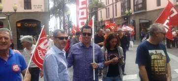 Alejandro Ramos, con gafas de sol, en la protesta en la capital grancanaria de este domingo (Foto TA)