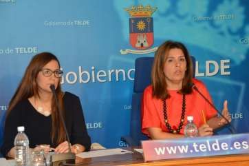 Natalia Santana (i), concejala de Servicios Sociales, en una imagen de archivo junto a la alcaldesa Carmen Hernández (Foto TA)