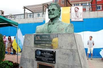 Imagen de archivo de una ofrenda floral ante el busto de Secundino Delgado (Foto TA)