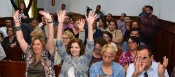 Seguidores del PP levantan las manos a modo de aplauso al no secundar el Pleno  la moción sobre Soria (Foto Y. S.-Facebook)