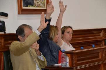 Imagen de los tres ediles del PP en el último pleno de Telde (Foto TA)