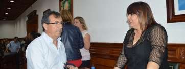 El portavoz de Más por Telde, Juan Francisco Artiles, con la nacionalista Gloria Cabrera, en el último Pleno (Foto TA)