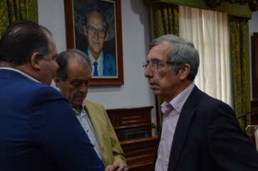 Ediles de la oposición con el concejal Juan Martel, en el último Pleno (Foto TA)