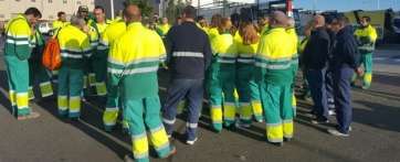 Reunión de los trabajadores esta mañana a las puertas de la nave de FCC en El Goro (Foto TA)