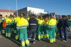 Reunión de los trabajadores de Limpieza Viaria, este sábado a primera hora, a las puertas de la nave de FCC en El Goro (Foto TA)