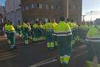 Reunión de los trabajadores de Limpieza Viaria, este sábado a primera hora, a las puertas de la nave de FCC en El Goro (Foto TA)