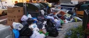 Basura acumulada en la calle de Cura Gordillo, a primera hora de esta mañana (Foto TA)